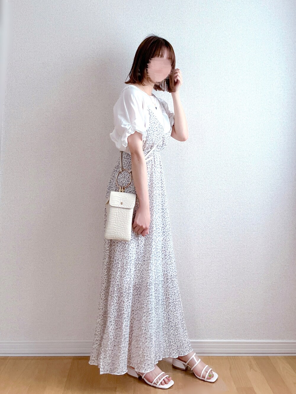 ホワイト系のTシャツ/カットソー、イエロー系のスカート、ブラック系のショルダーバッグを着用したレディースの夏コーディネートの3枚目の写真