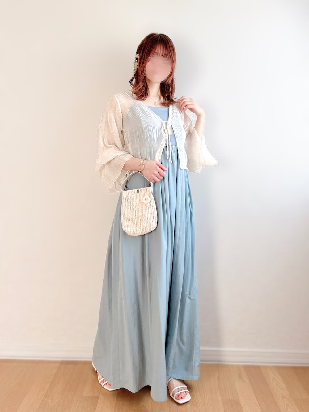 ブルー系のワンピース、ホワイト系のシャツ/ブラウス、ベージュ系のサンダルを着用したレディースの夏コーディネートの2枚目の写真