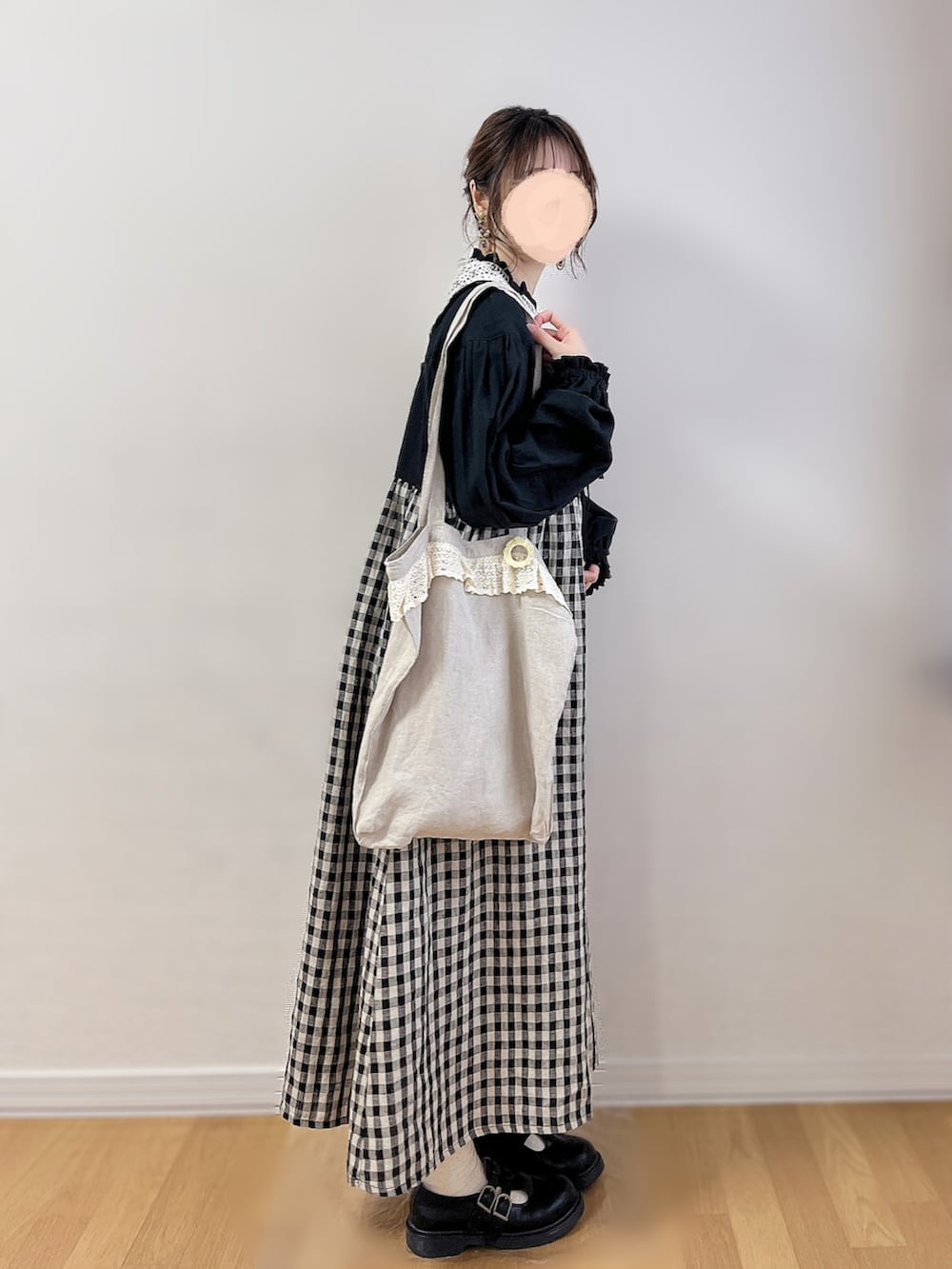 ベージュ系のシャツ/ブラウス、ブラック系のワンピース/ドレス、ブラック系のドレスシューズを着用したレディースの春コーディネートの5枚目の写真