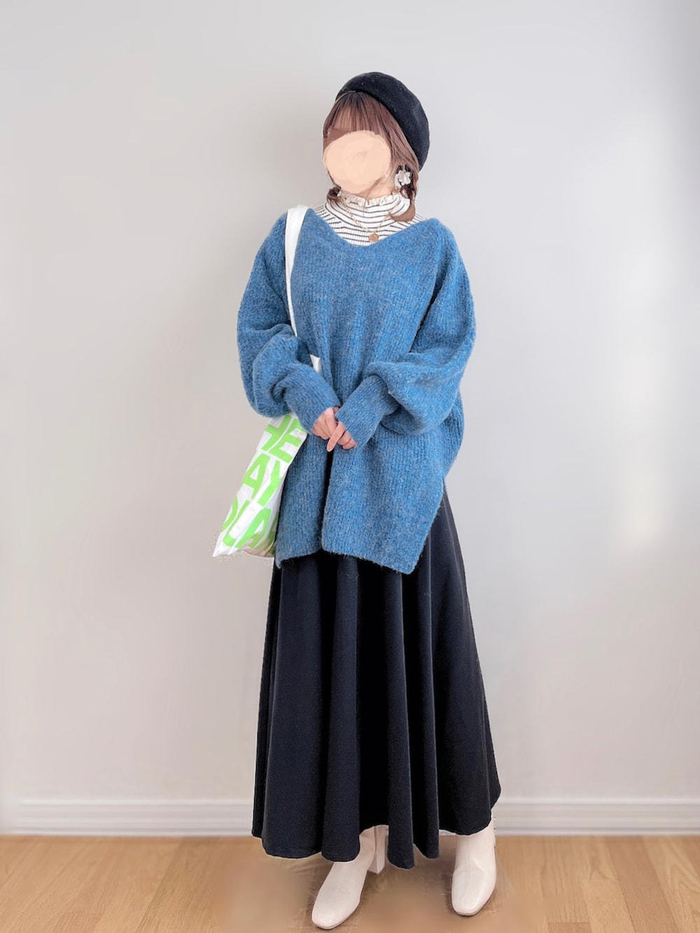 ブルー系のニット/セーター、ホワイト系のニット/セーター、ブラック系のワンピースを着用したレディースの冬コーディネートの2枚目の写真