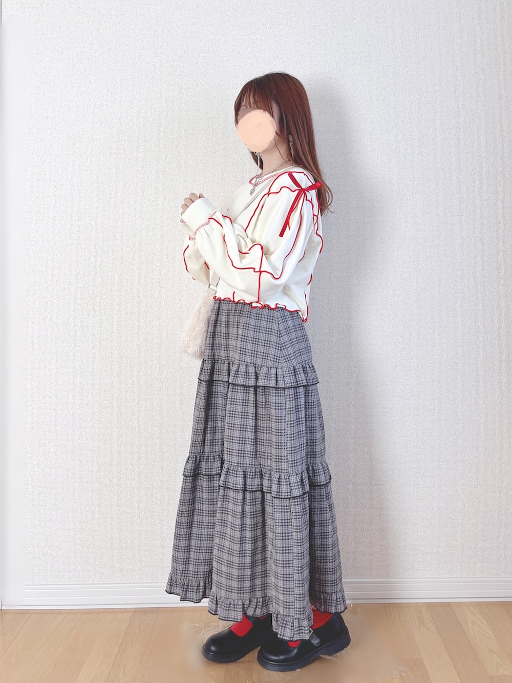 ホワイト系のトップス、グレー系のスカート、ホワイト系のバッグを着用したレディースの秋コーディネートの4枚目の写真