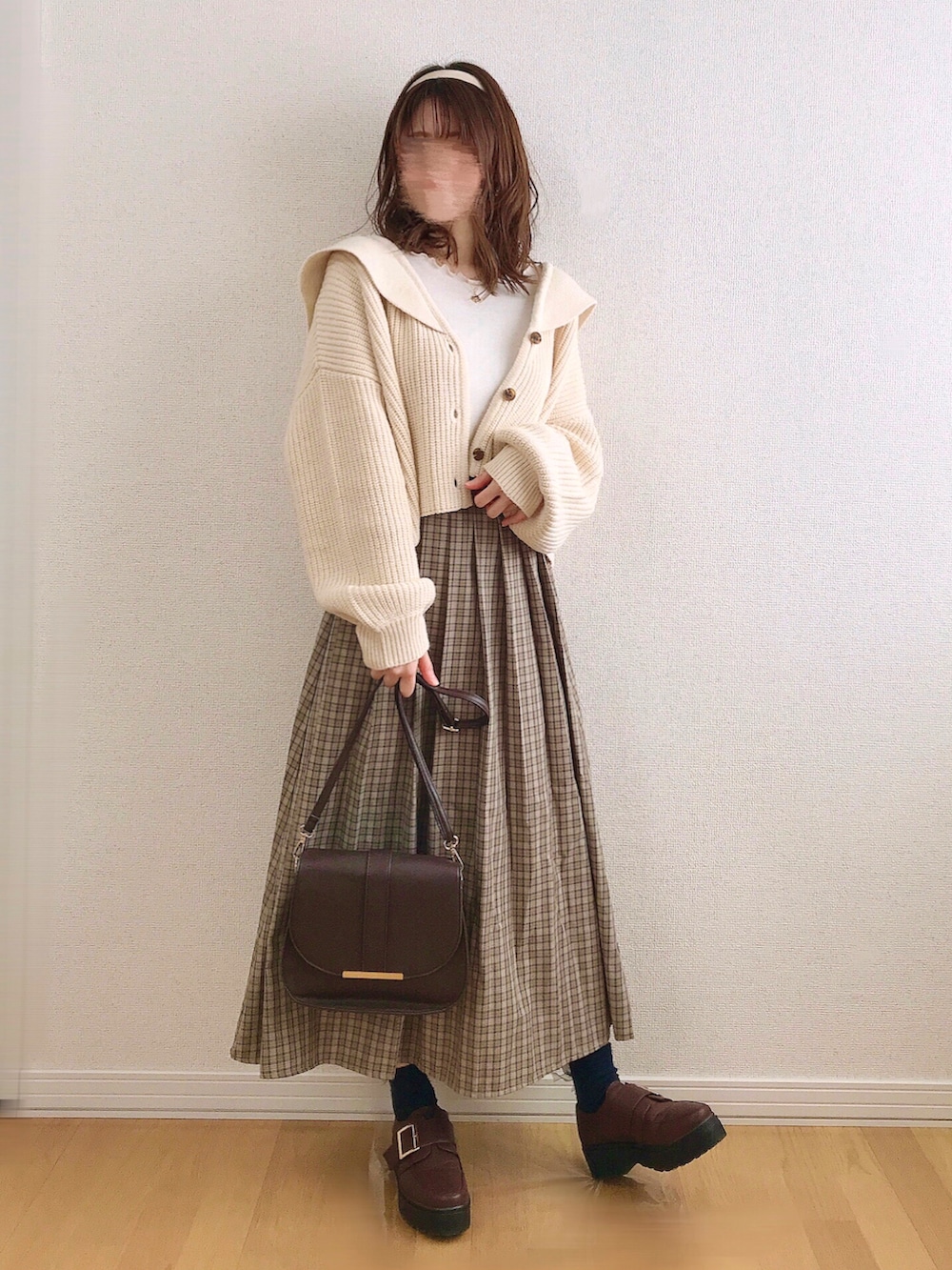 ホワイト系のTシャツ/カットソー、ブラウン系のローファー、ブラウン系のショルダーバッグを着用したレディースの冬コーディネートの3枚目の写真