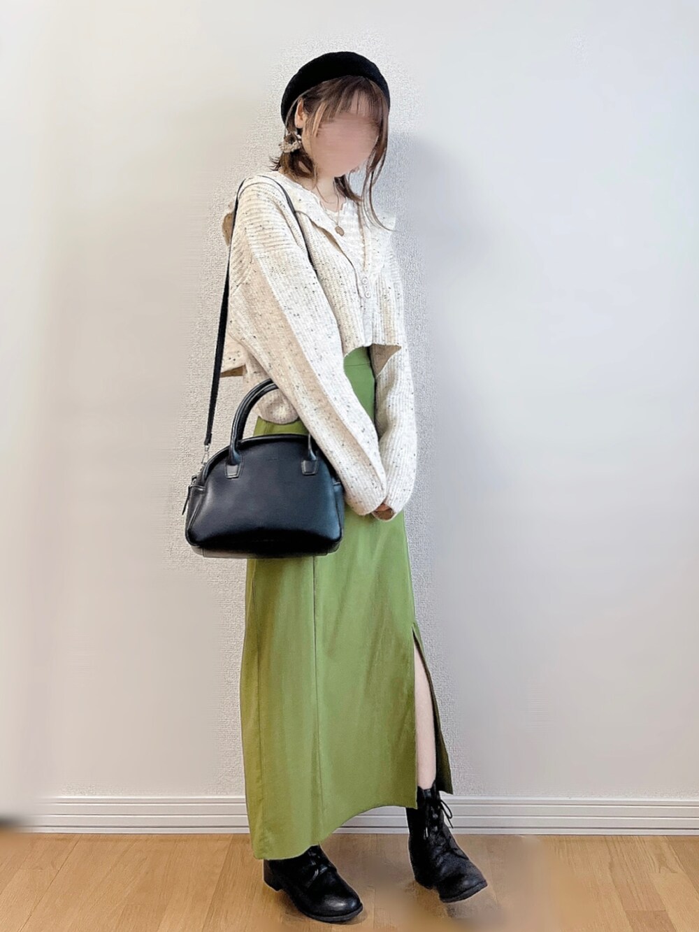 ホワイト系のカーディガン/ボレロ、ホワイト系のTシャツ/カットソー、グリーン系のスカートを着用したレディースの秋コーディネートの4枚目の写真