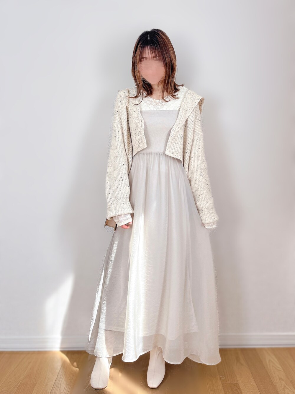 ベージュ系のワンピース、ホワイト系のカーディガン/ボレロ、ホワイト系のTシャツ/カットソーを着用したレディースの春コーディネートの3枚目の写真