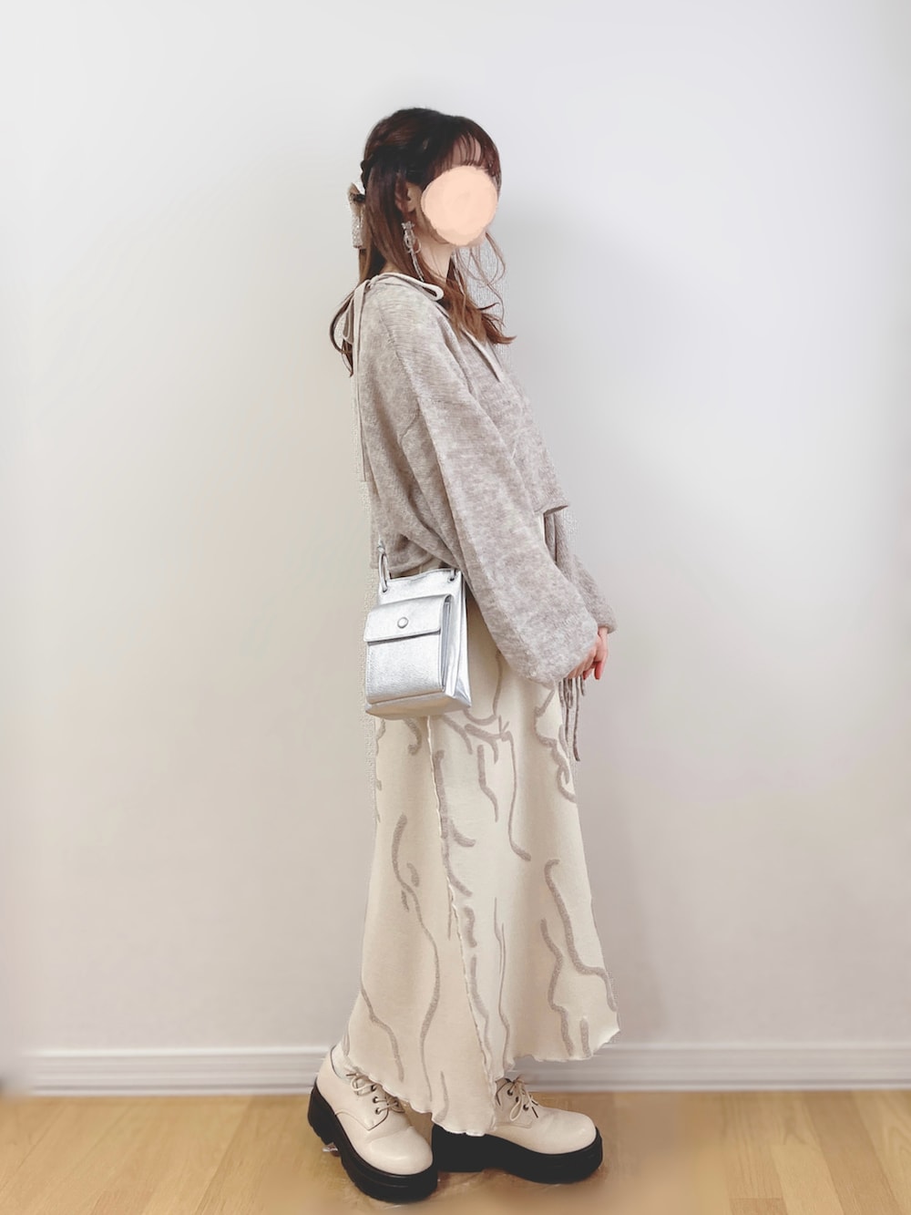 ベージュ系のワンピース、グレー系のニット/セーター、シルバー系のショルダーバッグを着用したレディースの冬コーディネートの2枚目の写真