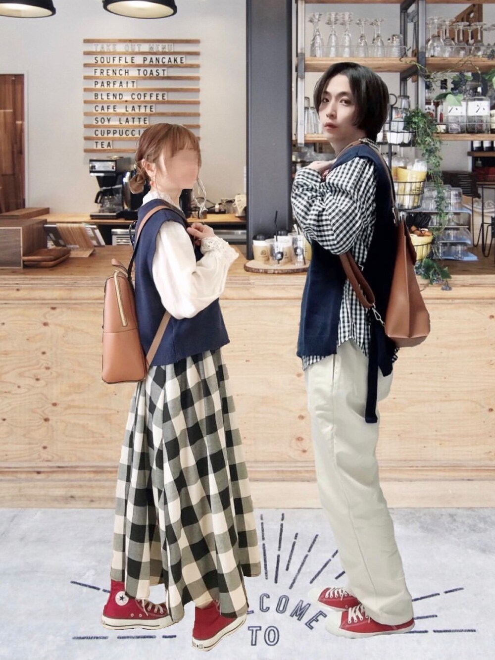 ホワイト系のシャツ/ブラウス、ブルー系のベスト、ブラック系のスカートを着用したレディースの夏コーディネートの4枚目の写真