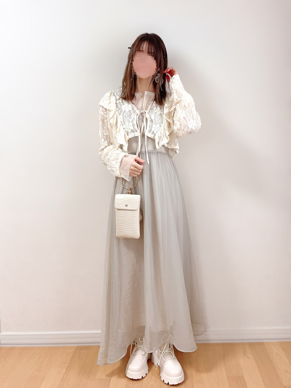 ホワイト系のカーディガン/ボレロ、ホワイト系のTシャツ/カットソー、ベージュ系のワンピースを着用したレディースの秋コーディネートの4枚目の写真