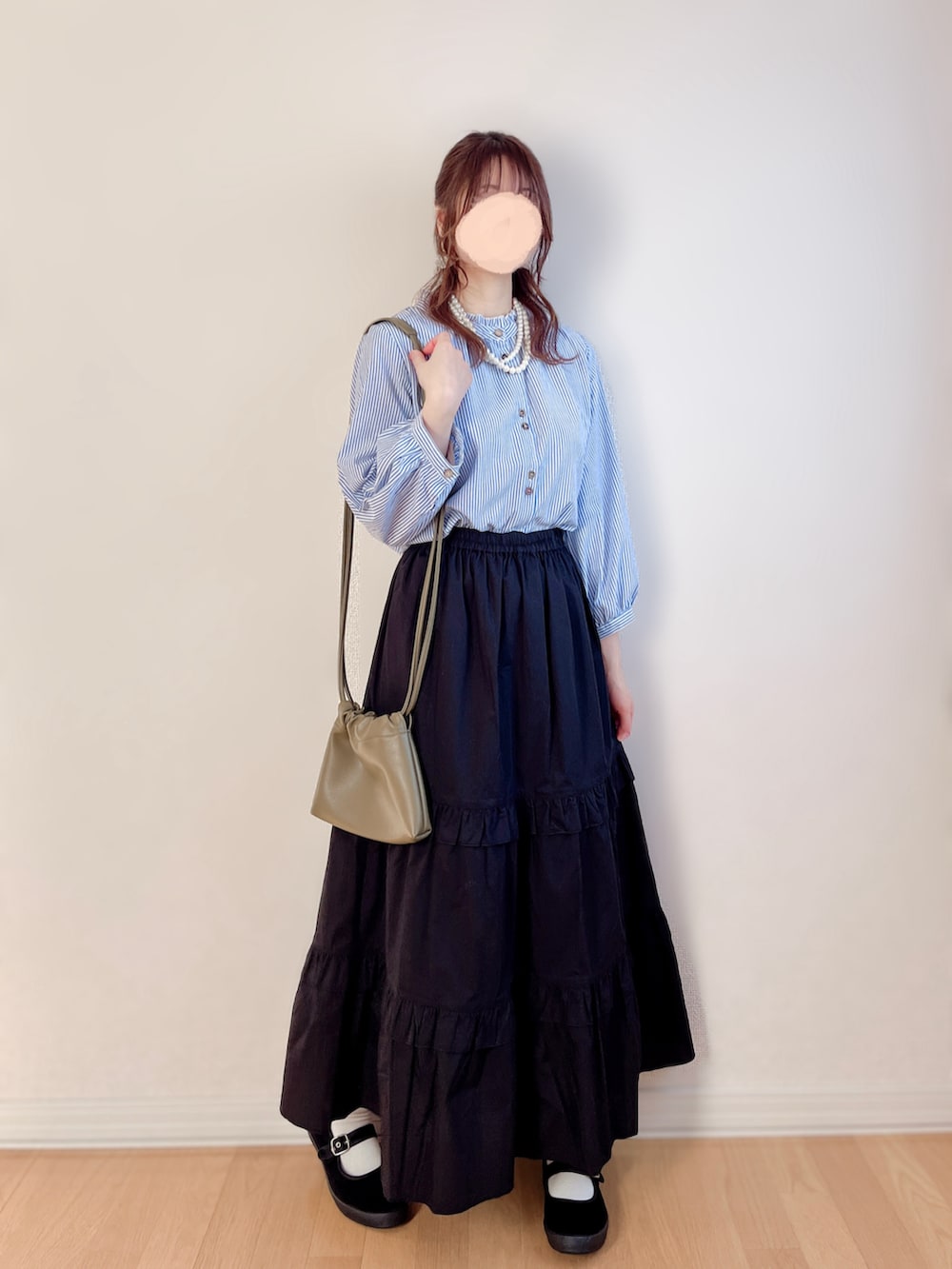 ブルー系のジャケット/アウター、ブルー系のシャツ/ブラウス、ブラック系のスカートを着用したレディースの春コーディネートの3枚目の写真