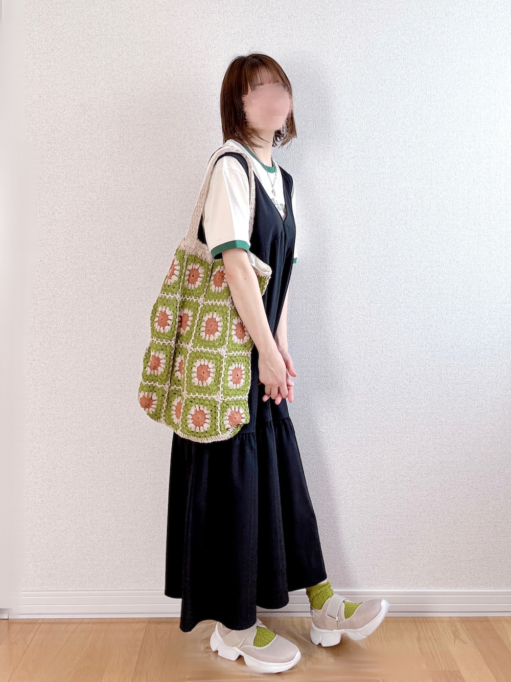 ベージュ系のスニーカー、グリーン系のトートバッグ、ブラック系のショルダーバッグを着用したレディースの夏コーディネートの3枚目の写真