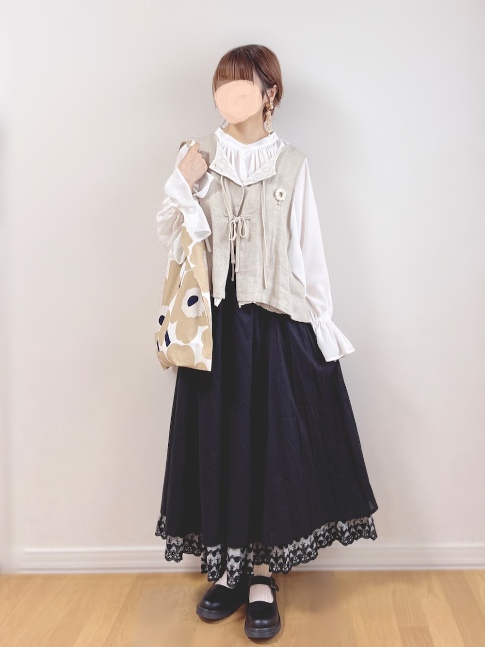 ベージュ系のトートバッグ、ブラック系のその他シューズ、ホワイト系のシャツ/ブラウスを着用したレディースの秋コーディネートの2枚目の写真