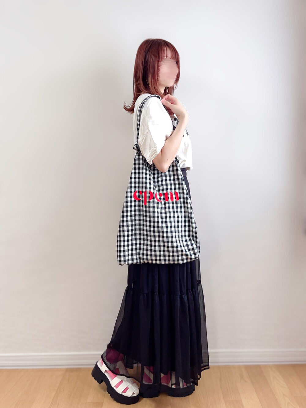 ホワイト系のTシャツ/カットソー、ブラック系のスカート、ブラック系のトートバッグを着用したレディースの夏コーディネートの2枚目の写真