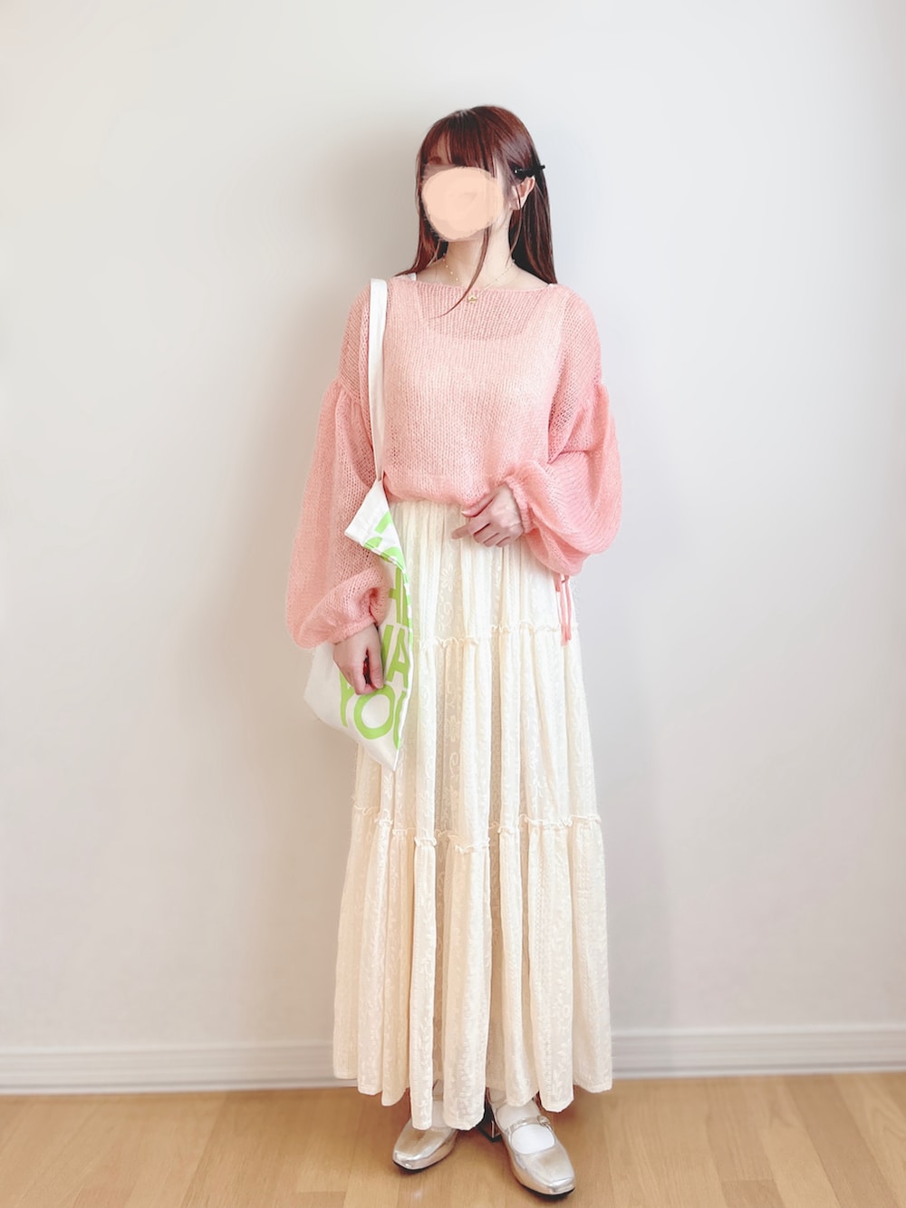 ピンク系のニット/セーター、ホワイト系のスカート、ブルー系のジャケット/アウターを着用したレディースの夏コーディネートの3枚目の写真