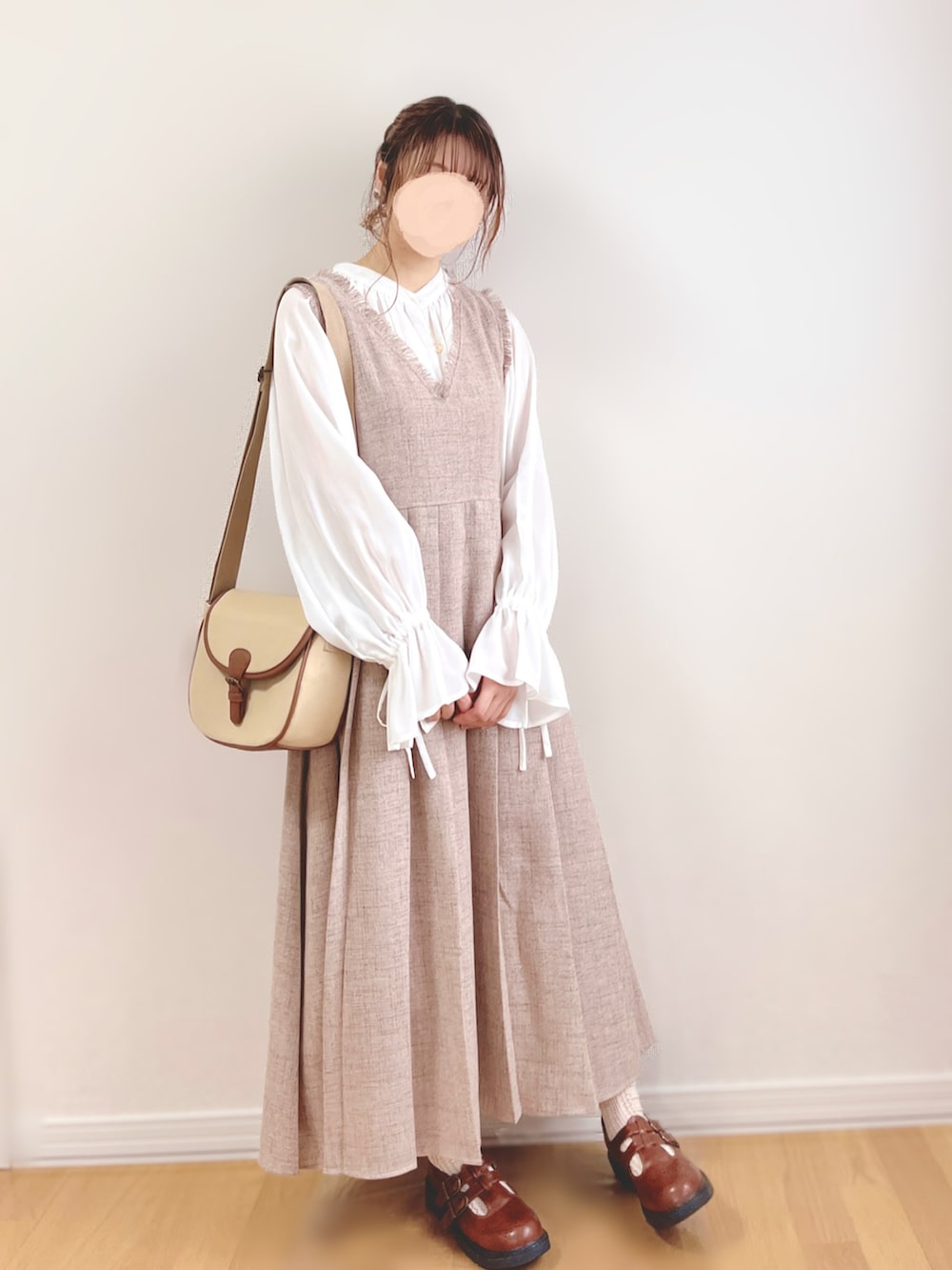 ホワイト系のシャツ/ブラウス、ベージュ系のワンピース/ドレス、ベージュ系のショルダーバッグを着用したレディースの秋コーディネートの4枚目の写真