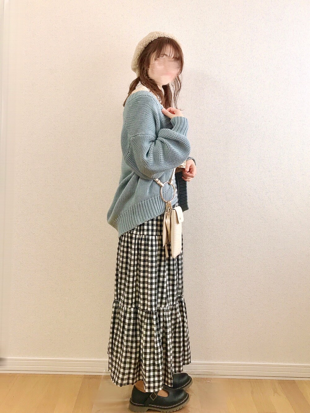 ホワイト系のベスト、ホワイト系のTシャツ/カットソー、ブルー系のカーディガン/ボレロを着用したレディースの春コーディネートの4枚目の写真