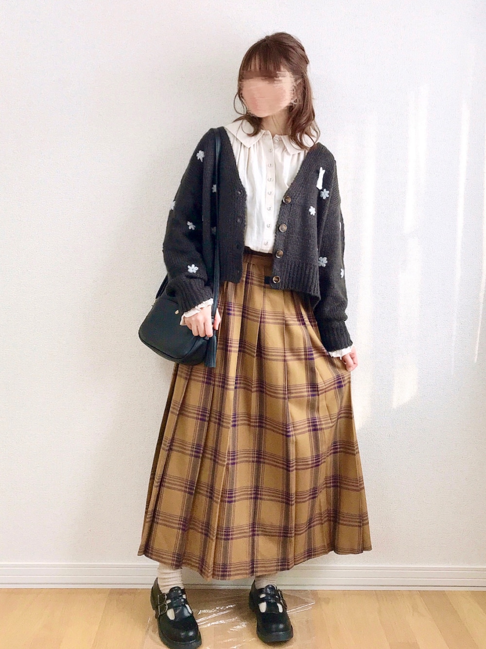 ホワイト系のシャツ/ブラウス、イエロー系のスカート、ブラック系のショルダーバッグを着用したレディースの冬コーディネートの2枚目の写真