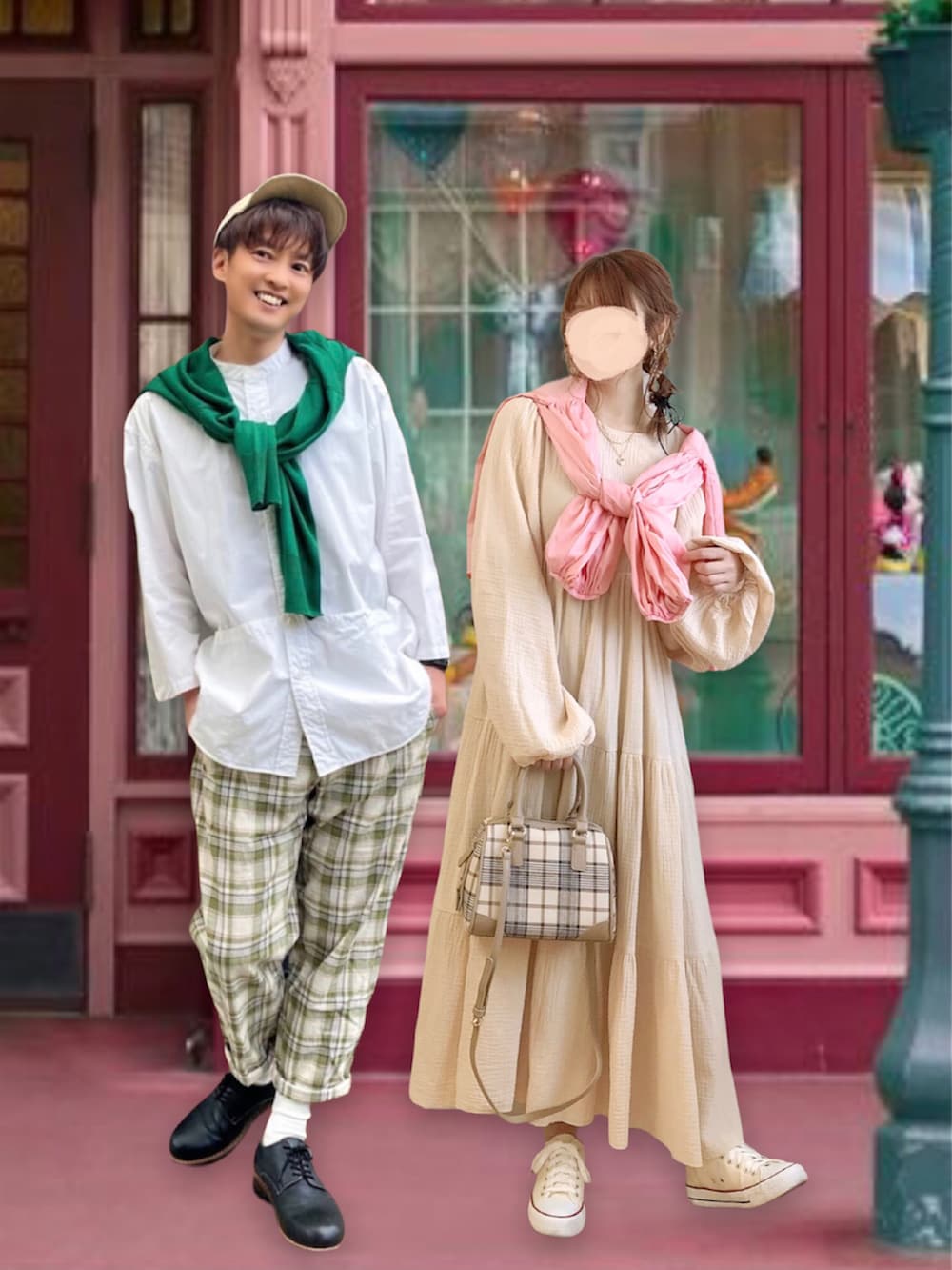 ベージュ系のワンピース、ピンク系のシャツ/ブラウス、ベージュ系のボストンバッグを着用したレディースの春コーディネートの4枚目の写真