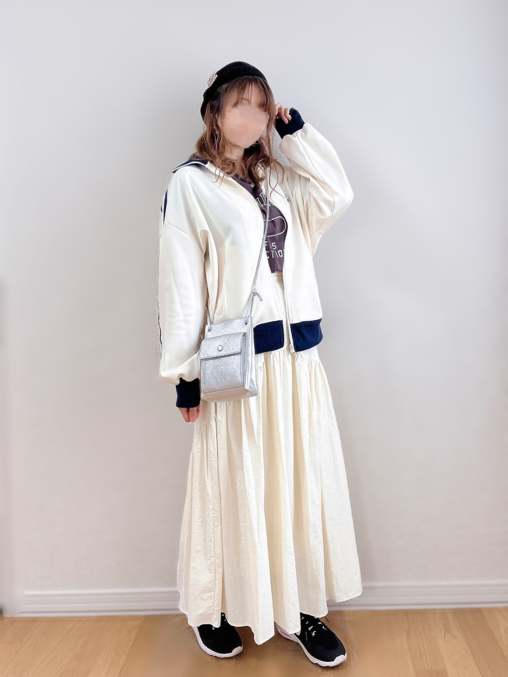 ホワイト系のスウェット、ホワイト系のスカート、シルバー系のショルダーバッグを着用したレディースの秋コーディネートの4枚目の写真