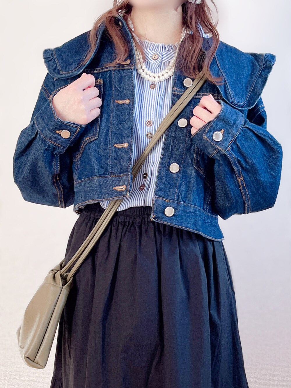 ブルー系のジャケット/アウター、ブルー系のシャツ/ブラウス、ブラック系のスカートを着用したレディースの春コーディネートの5枚目の写真