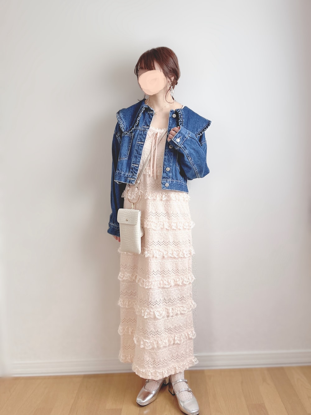 ピンク系のワンピース、ブルー系のジャケット/アウター、シルバー系のパンプスを着用したレディースの夏コーディネートの2枚目の写真