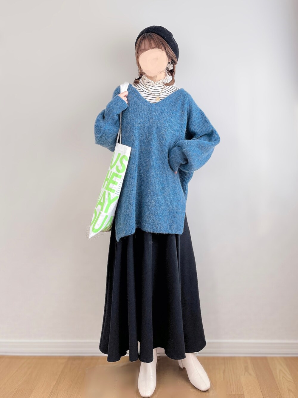 ブルー系のニット/セーター、ホワイト系のニット/セーター、ブラック系のワンピースを着用したレディースの冬コーディネートの4枚目の写真