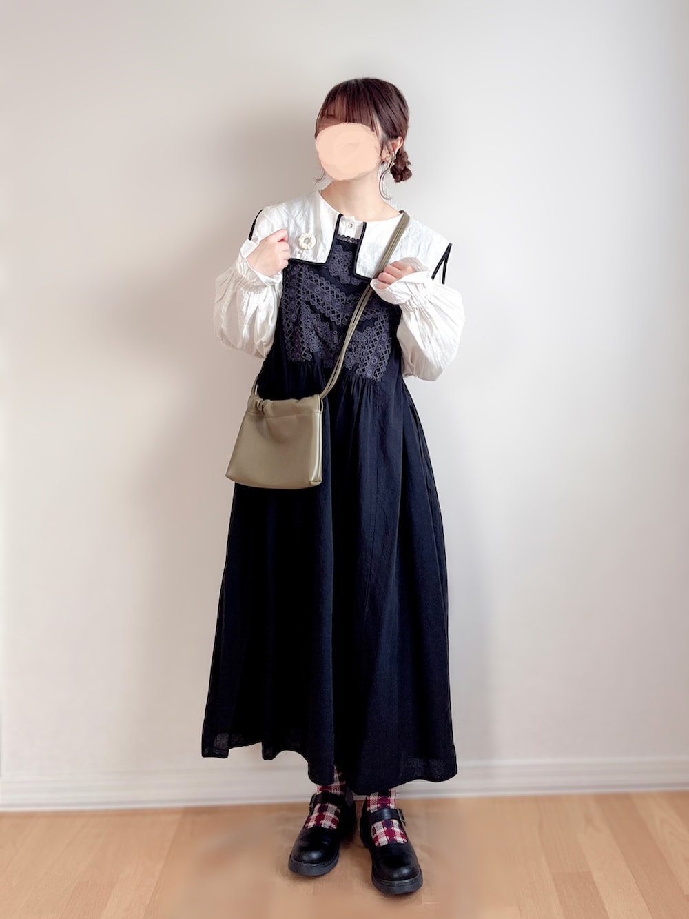 グリーン系のショルダーバッグ、ホワイト系のブローチ/コサージュを着用したレディースの秋コーディネートの2枚目の写真