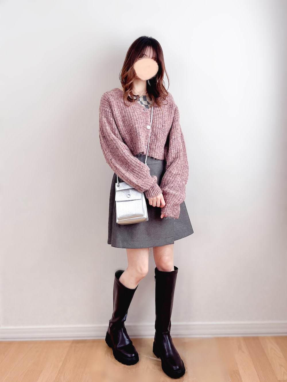 ピンク系のカーディガン/ボレロ、グレー系のキャミソール、グレー系のスカートを着用したレディースの冬コーディネートの2枚目の写真