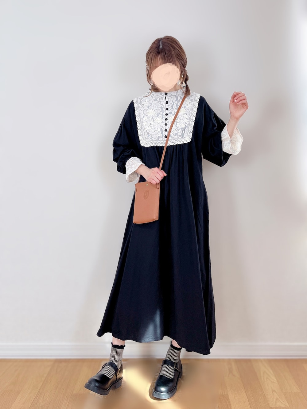 ブラック系のその他シューズ、ブラウン系のバッグを着用したレディースの春コーディネートの3枚目の写真