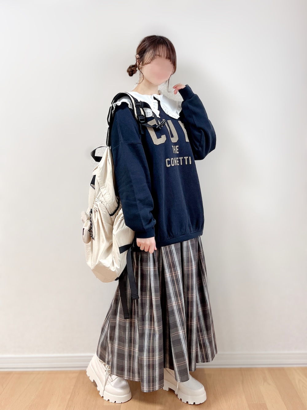 ホワイト系のシャツ/ブラウス、ホワイト系のブーツ、ベージュ系のバックパック/リュックを着用したレディースの冬コーディネートの5枚目の写真