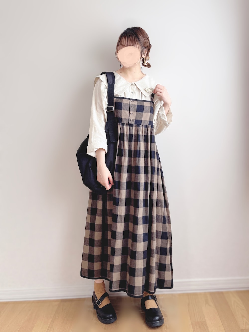 ブラック系のショルダーバッグ、ブラック系のその他シューズ、ピンク系のブローチ/コサージュを着用したレディースの夏コーディネートの4枚目の写真