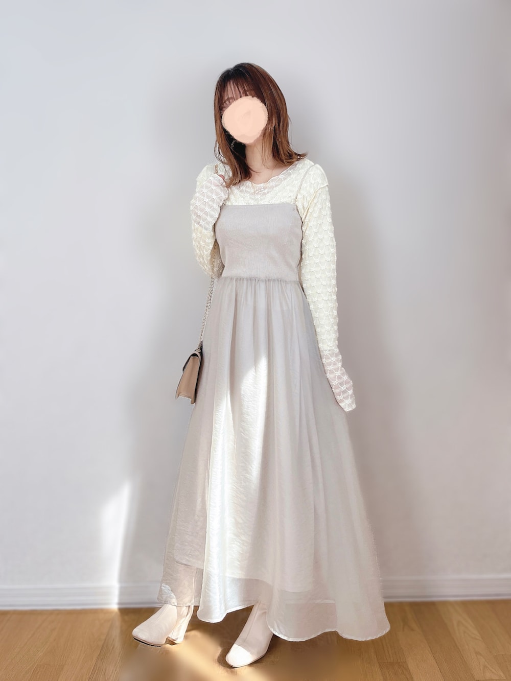 ベージュ系のワンピース、ホワイト系のカーディガン/ボレロ、ホワイト系のTシャツ/カットソーを着用したレディースの春コーディネートの2枚目の写真