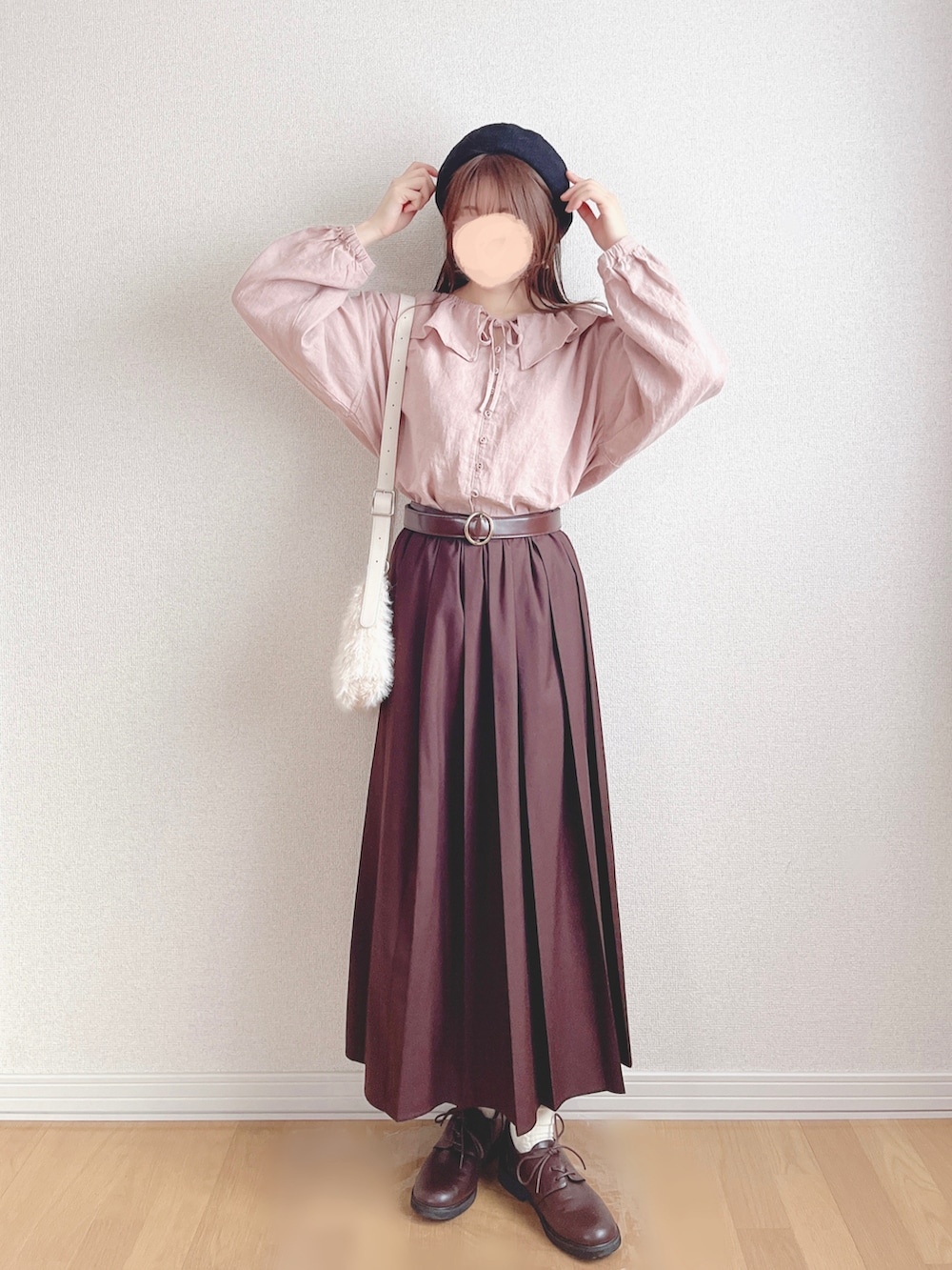 ピンク系のシャツ/ブラウス、ブラウン系のスカート、ブラウン系のドレスシューズを着用したレディースの秋コーディネートの3枚目の写真