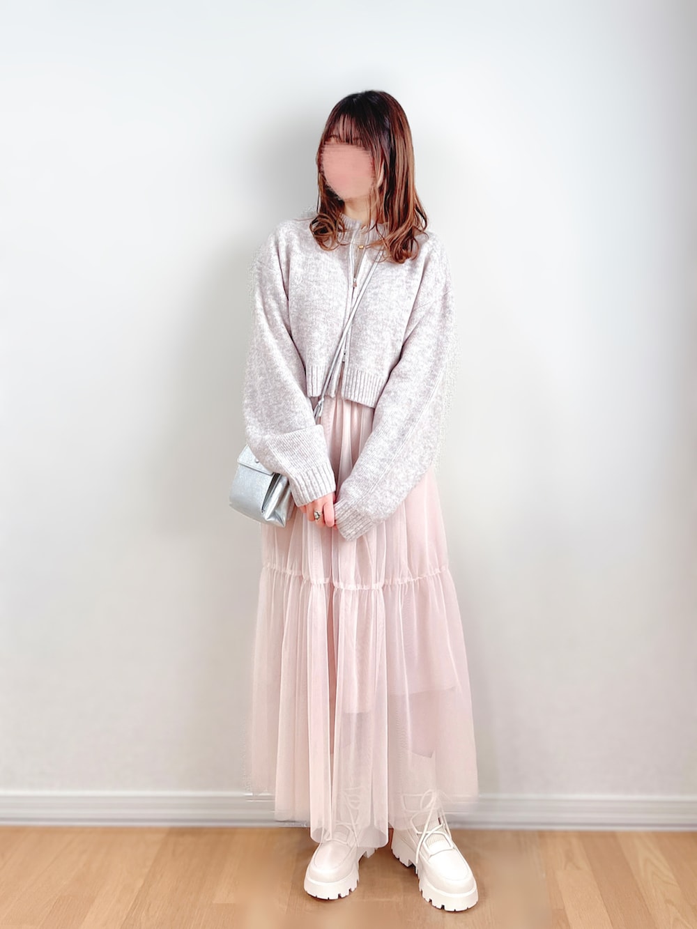 ベージュ系のワンピース、シルバー系のショルダーバッグ、ホワイト系のTシャツ/カットソーを着用したレディースの冬コーディネートの4枚目の写真