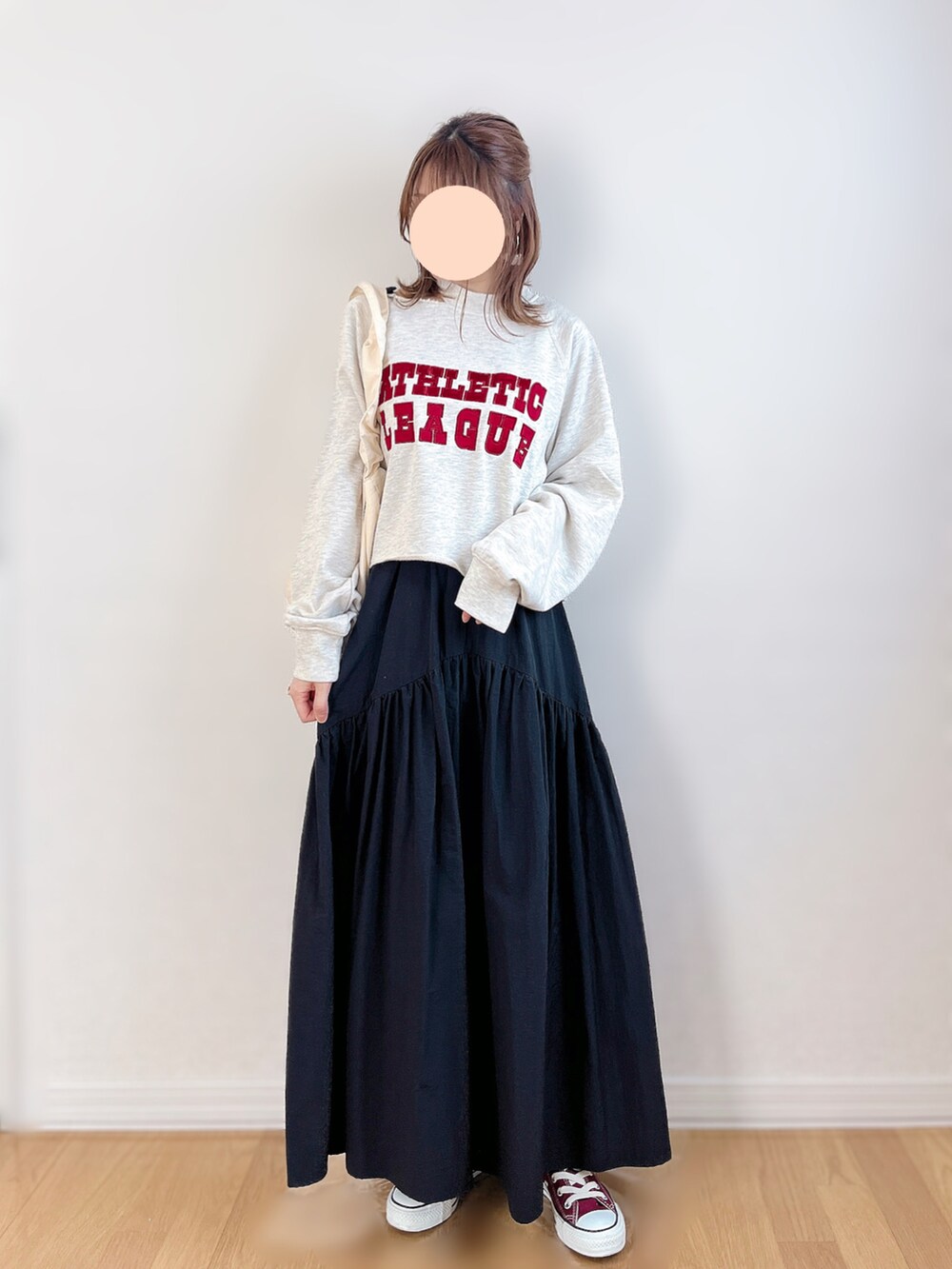 グレー系のスウェット、ホワイト系のTシャツ/カットソー、ブラック系のスカートを着用したレディースの春コーディネートの4枚目の写真