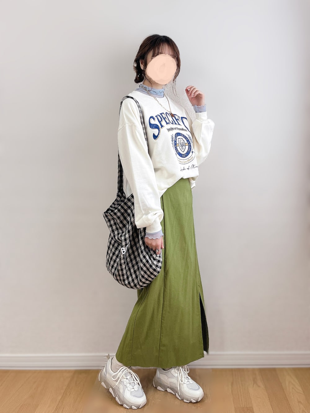 ホワイト系のスウェット、ブルー系のTシャツ/カットソー、グリーン系のスカートを着用したレディースの春コーディネートの4枚目の写真