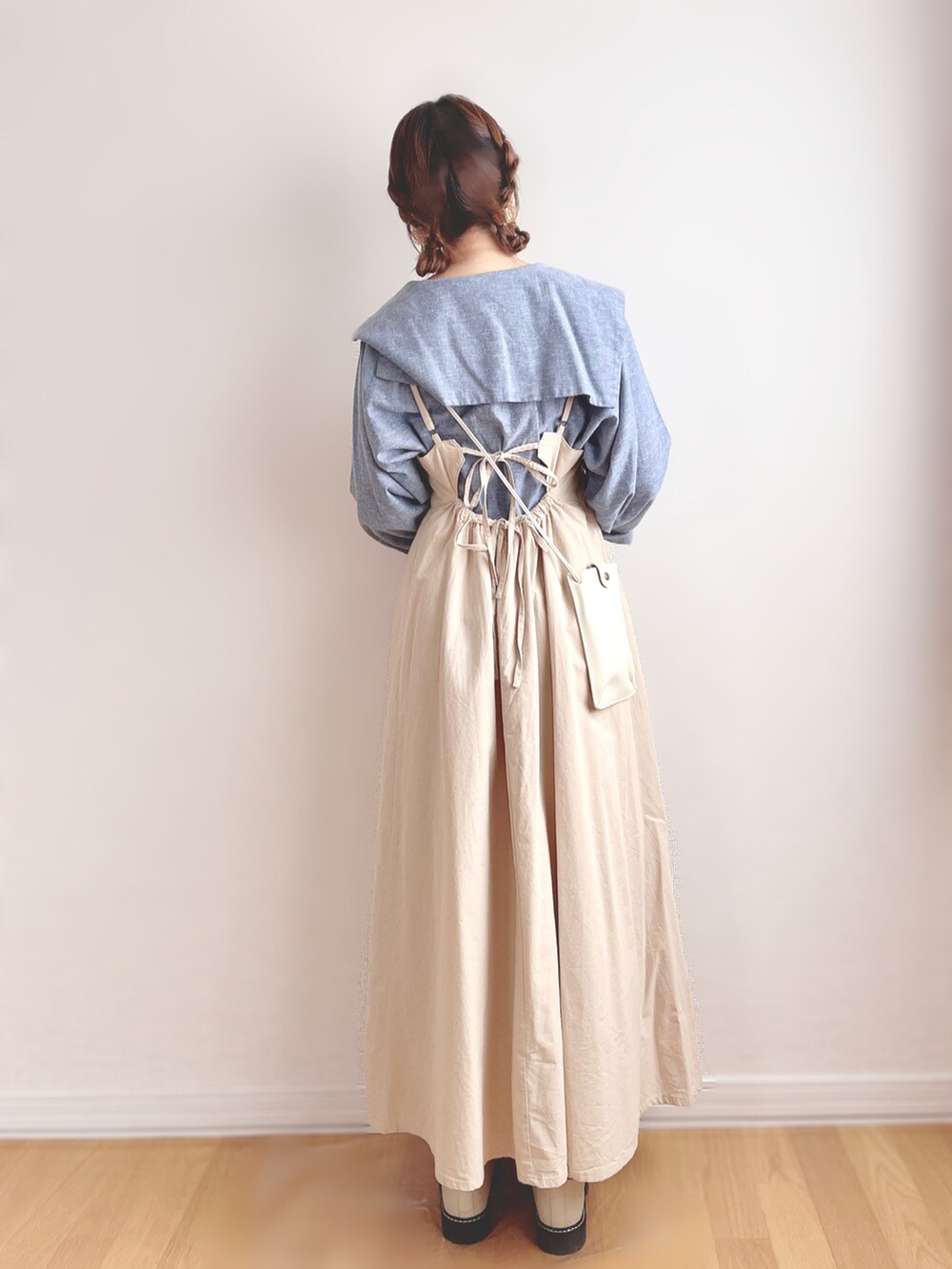 ホワイト系のショルダーバッグ、ベージュ系のその他シューズ、レッド系のソックス/靴下を着用したレディースの夏コーディネートの4枚目の写真