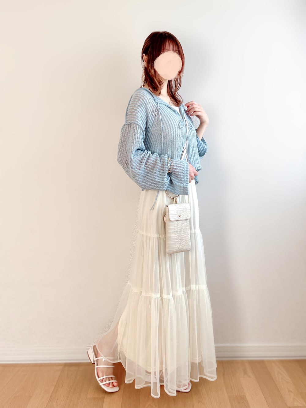 ブルー系のカーディガン/ボレロ、ホワイト系のスカート、ベージュ系のサンダルを着用したレディースの夏コーディネートの2枚目の写真