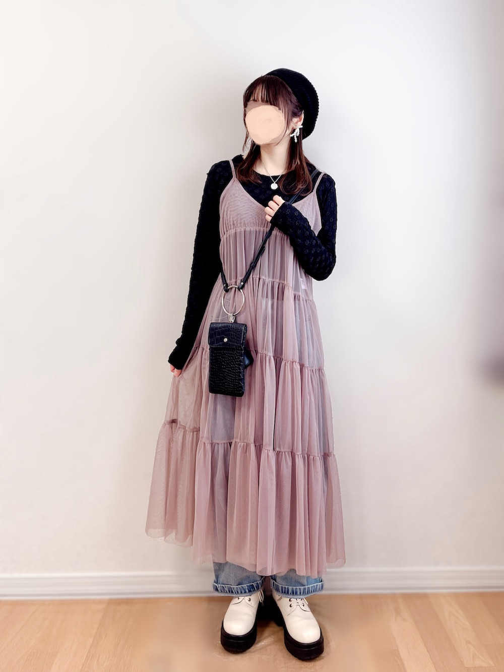 ブラック系のブルゾン、ピンク系のワンピース/ドレス、ブラック系のTシャツ/カットソーを着用したレディースの春コーディネートの4枚目の写真