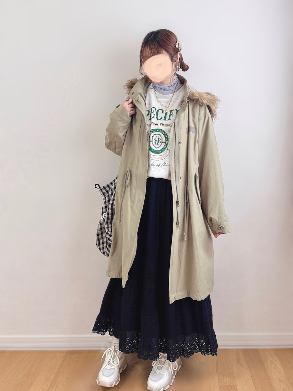 グリーン系のモッズコート、グレー系のスウェット、ブルー系のTシャツ/カットソーを着用したレディースの冬コーディネートの3枚目の写真