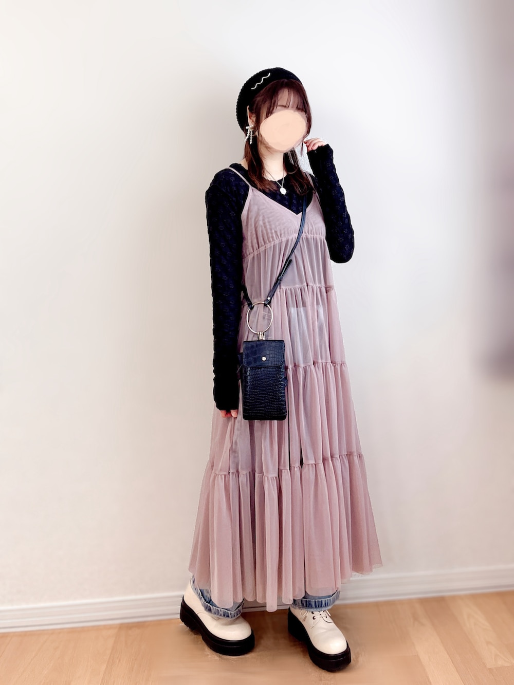 ブラック系のブルゾン、ピンク系のワンピース/ドレス、ブラック系のTシャツ/カットソーを着用したレディースの春コーディネートの2枚目の写真