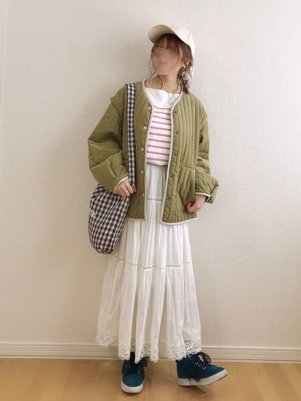 ピンク系のTシャツ/カットソー、ホワイト系のスカート、グリーン系のジャケット/アウターを着用したレディースの春コーディネートの2枚目の写真