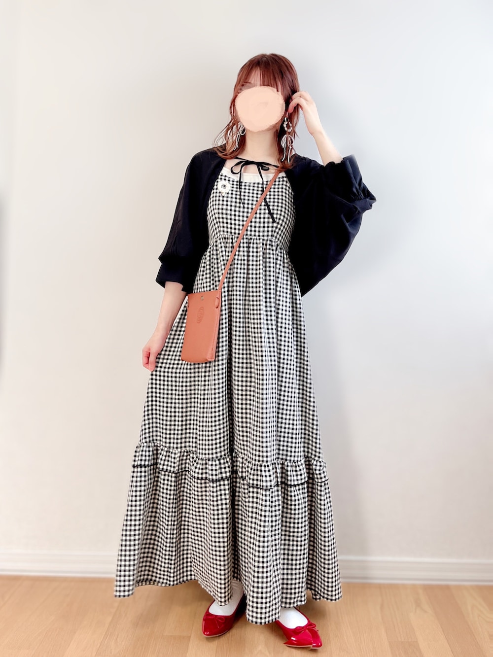 ブラック系のワンピース、ブラック系のシャツ/ブラウス、レッド系のバレエシューズを着用したレディースの夏コーディネートの5枚目の写真