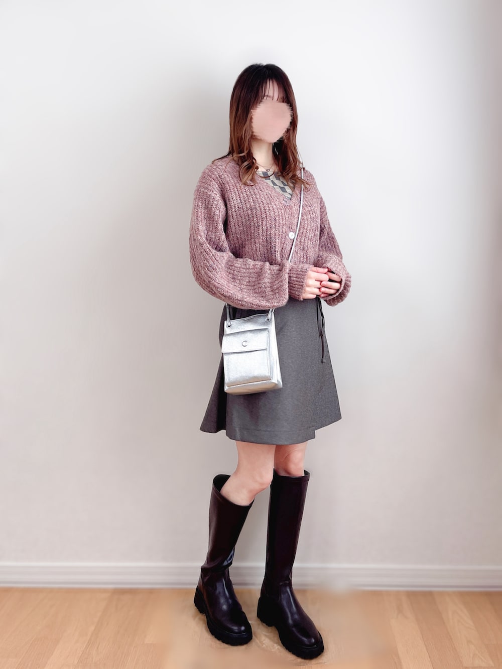 ピンク系のカーディガン/ボレロ、グレー系のキャミソール、グレー系のスカートを着用したレディースの冬コーディネートの4枚目の写真
