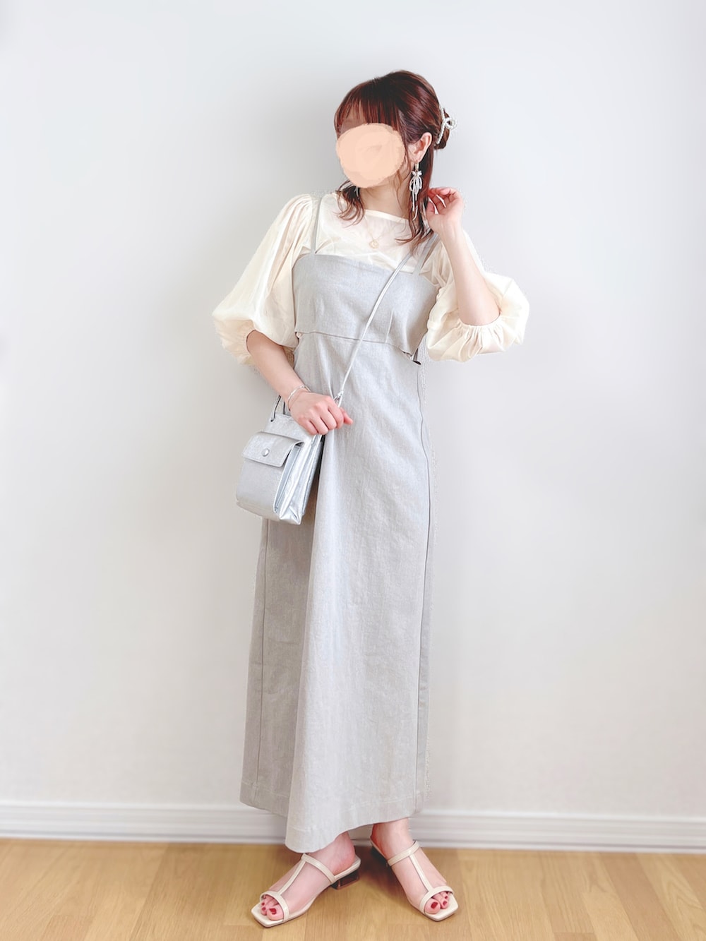 グレー系のワンピース、シルバー系のショルダーバッグ、ベージュ系のサンダルを着用したレディースの夏コーディネートの2枚目の写真