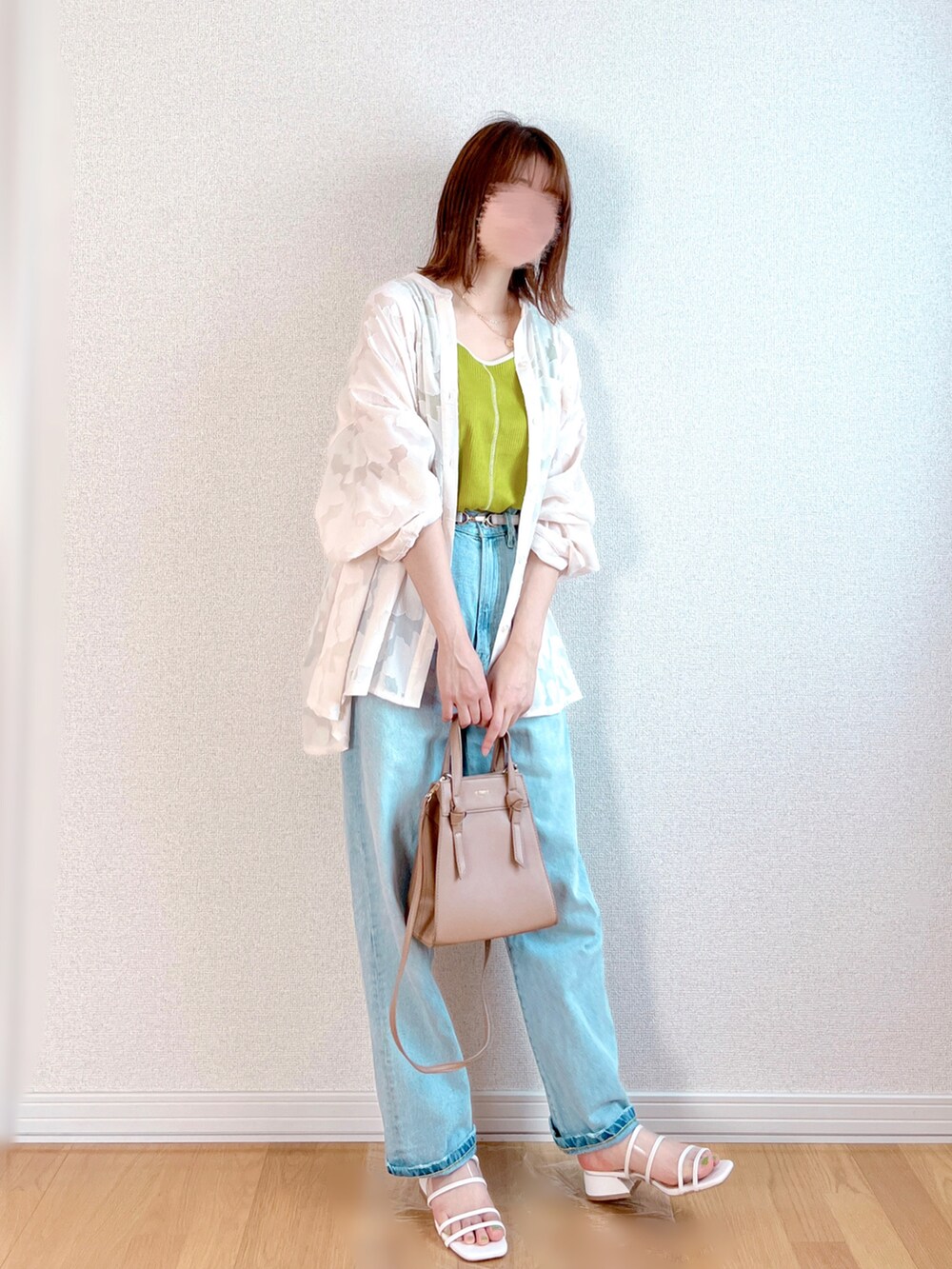 ホワイト系のシャツ/ブラウス、ブルー系のデニムパンツ、ベージュ系のサンダルを着用したレディースの夏コーディネートの2枚目の写真