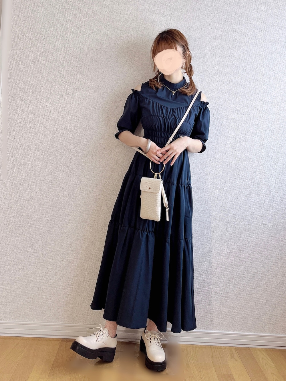 ブルー系のワンピース、ベージュ系のボストンバッグ、ベージュ系のパンプスを着用したレディースの夏コーディネートの3枚目の写真