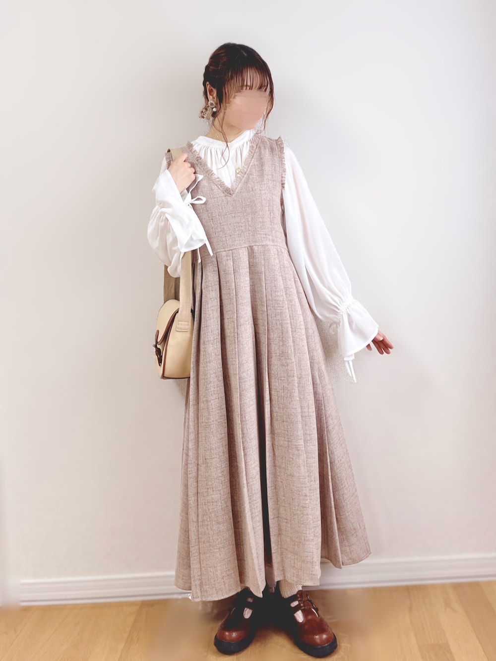 ホワイト系のシャツ/ブラウス、ベージュ系のワンピース/ドレス、ベージュ系のショルダーバッグを着用したレディースの秋コーディネートの2枚目の写真