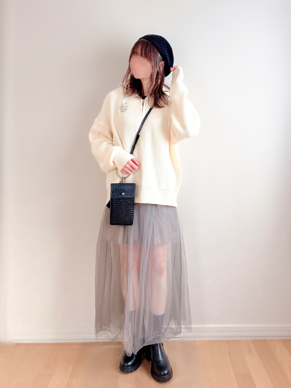 ホワイト系のニット/セーター、グレー系のワンピース、ブラウン系のパンツを着用したレディースの秋コーディネートの2枚目の写真