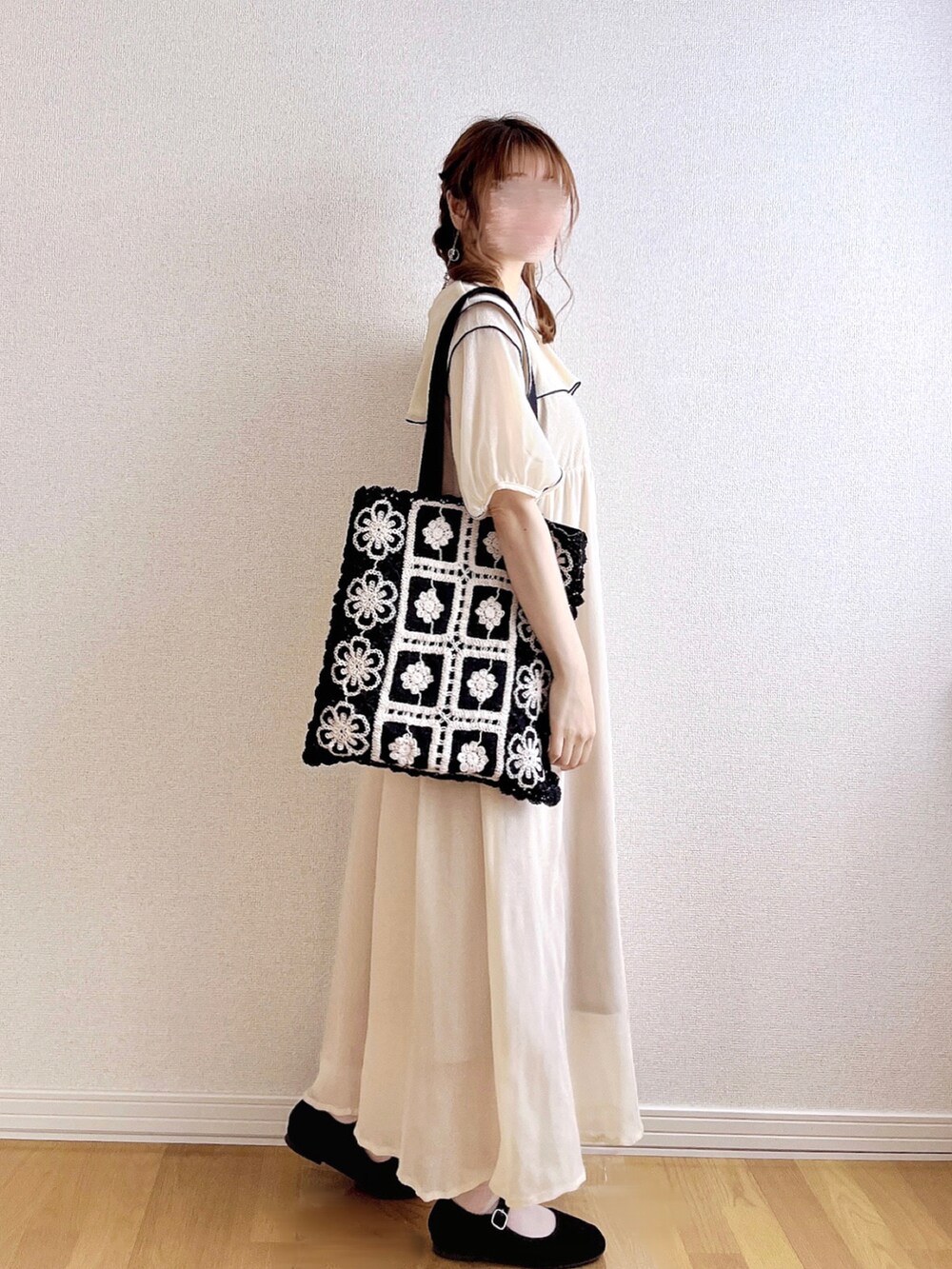 ホワイト系のワンピース、ブラック系のトートバッグ、ブラック系のバレエシューズを着用したレディースの夏コーディネートの4枚目の写真