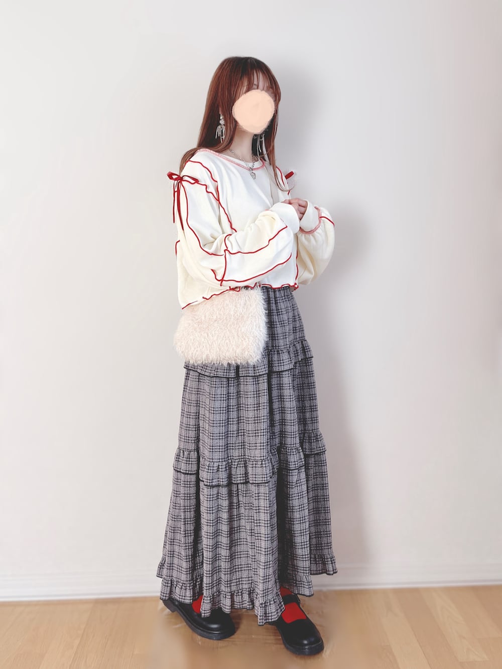 ホワイト系のトップス、グレー系のスカート、ホワイト系のバッグを着用したレディースの秋コーディネートの2枚目の写真