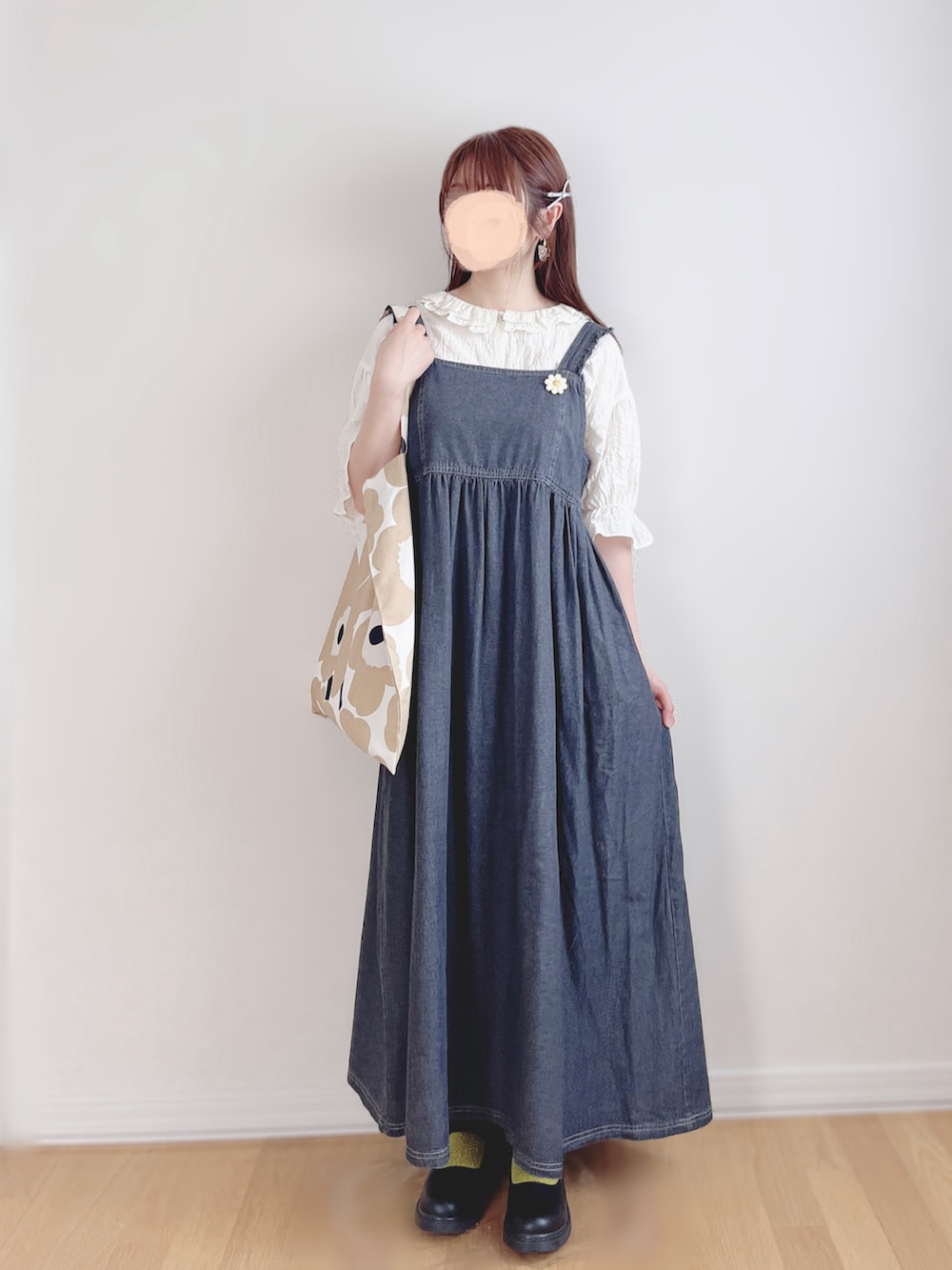 ホワイト系のシャツ/ブラウス、ブラック系のワンピース、ベージュ系のトートバッグを着用したレディースの夏コーディネートの3枚目の写真